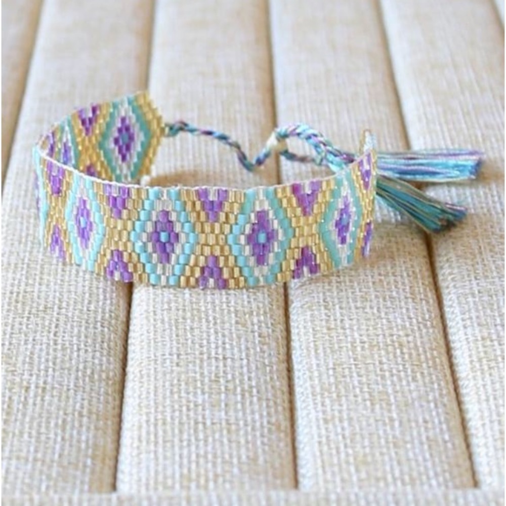 Boho seed bead bracelet - tassel closure